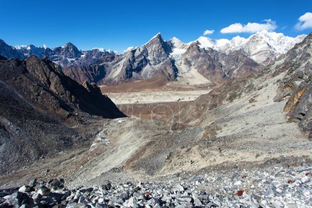 Foto de View of Khumbu glacier and mount Cho Oyu from Kongma La pass, Khumbu valley, Solukhumbu, Sagarmatha national park, Nepal Himalayas mountains - Imagen libre de derechos