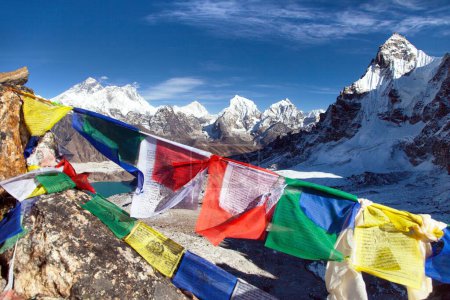 Blick auf Mount Everest, Lhotse und Makalu mit buddhistischen Gebetsfahnen, Mount Everest vom Renjo La Pass aus gesehen - Nepal Himalaya Berg, Khumbu Tal
