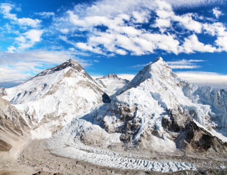 Mount Everest, Lhotse und Nuptse vom Pumori Basislager mit schönen Wolken am Himmel, Weg zum Mt Everest Basislager, Khumbu Tal, Sagarmatha Nationalpark, Nepal Himalaya Berge