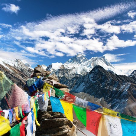Foto de Vista del Monte Everest, Lhotse y Makalu con banderas de oración budistas y hermosas nubes, Monte Everest visto desde el paso de Renjo La - Nepal Himalaya, valle de Khumbu - Imagen libre de derechos