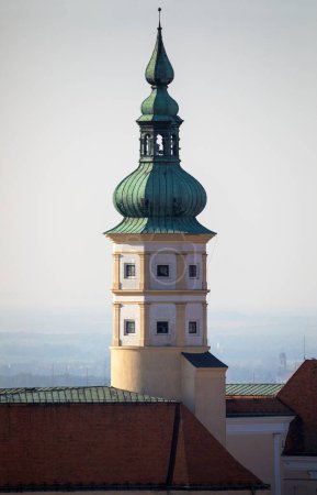Téléchargez les photos : Tour du château de Mikulov, l'un des châteaux les plus importants de Moravie du Sud, vue de la ville de Mikulov, République tchèque - en image libre de droit