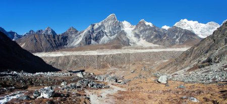 Foto de View of Khumbu glacier and mount Cho Oyu from Kongma La pass, Khumbu valley, Solukhumbu, Sagarmatha national park, Nepal Himalayas mountains - Imagen libre de derechos
