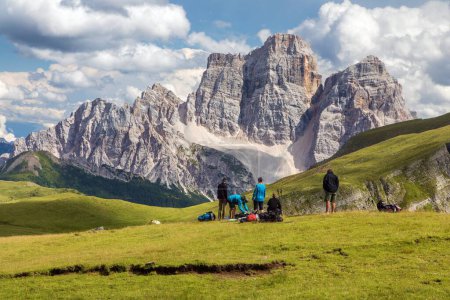 Foto de Grupo de turistas en el prado y el monte Pelmo, Alpes Dolomitas montañas, Italia - Imagen libre de derechos