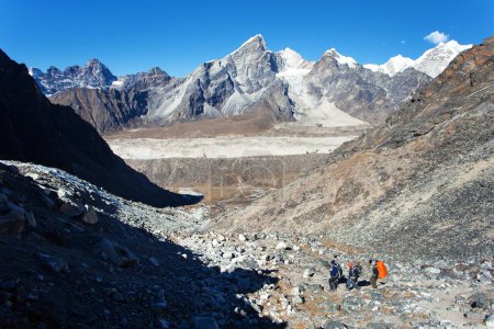 Foto de Vista del glaciar de Khumbu y el monte Cho Oyu desde el paso de Kongmala, valle de Khumbu, Solukhumbu, parque nacional de Sagarmatha, montañas del Himalaya de Nepal - Imagen libre de derechos