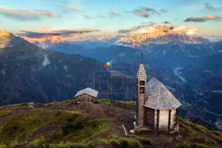 Vue du soir depuis le col DI Lana avec chapelle jusqu'au mont Pelmo et le mont Civetta, l'une des meilleures vues des Dolomites italiennes
