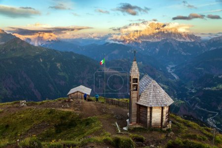 Vue du soir depuis le col DI Lana avec chapelle jusqu'au mont Pelmo et le mont Civetta, l'une des meilleures vues des Dolomites italiennes
