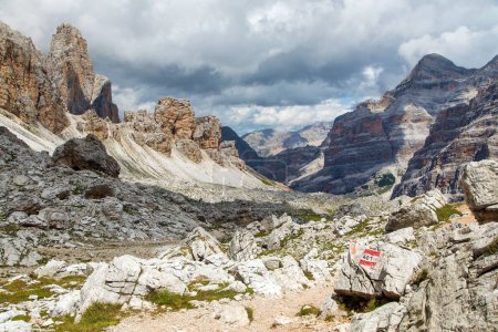Vue depuis forcella Travenanzes, sentier de randonnée numéro 401 Valley Val Travenanzes et paroi rocheuse à Tofane gruppe, Alpes Dolomites, Parc national des Fanes, Italie