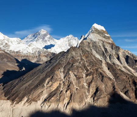 Haut de l'Everest de la vallée de Gokyo avec selle sud - chemin vers le camp de base de l'Everest - Népal Himalaya montagnes