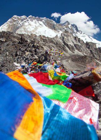 Foto de Vista del pico Lhotse con banderas de oración desde el paso Kongmala, camino al campamento base del Everest y tres pasos de caminata, montañas Nimalayas de Nepal - Imagen libre de derechos
