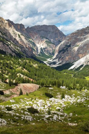 Valle Val Travenanzes y camino camino cara de roca en Tofane gruppe, Alpes Dolomitas montañas, Parque Nacional de Fanes, Italia