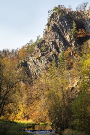 ketkovak ou Levnov et oslava (oslavka) rivière en automne, République tchèque