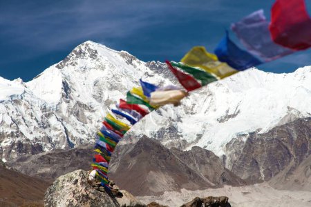 Mount Cho Oyu mit Gebetsfahnen, Weg zum Cho Oyu Basislager, Gokyo Tal, Everest Gebiet, Sagarmatha Nationalpark, Khumbu Tal, Nepal 