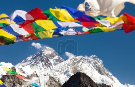 vue sur l'Everest et Lhotse avec des drapeaux de prière bouddhistes depuis le sommet de Gokyo Ri, vallée de Khumbu, montagnes de l'Himalaya au Népal