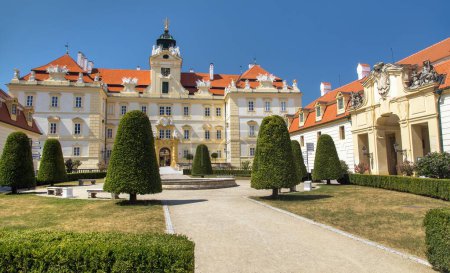 Foto de Castillo barroco en la ciudad de Valtice, vista frontal del palacio, Lednice y Valtice, Moravia del Sur, República Checa - Imagen libre de derechos