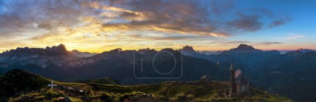 Morgenblick vom Col di Lana, Bergkapelle, Pelmo, Civetta, Antelao, Tofana, Sonnenaufgang über den Dolomiten Alpen, Italien