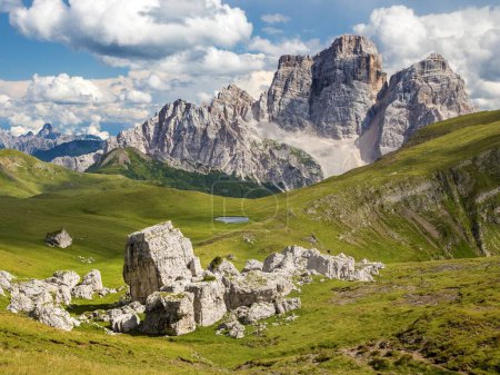Vue du Mont Pelmo avec pierre et petit lac au milieu d'une prairie verdoyante, Tyrol du Sud, Dolomites, Alpes européennes italiennes