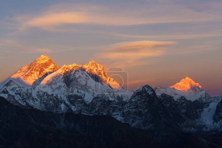 Coucher de soleil en soirée sur l'Everest, Lhotse et Makalu depuis le col de Renjo. Trois cols et trek du camp de base du mont Everest, vallée de Khumbu, Solukhumbu, parc national de Sagarmatha, montagnes de l'Himalaya au Népal
