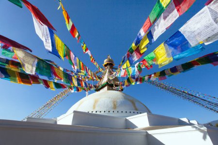 Boudha, bodhnath o Boudhanath stupa con banderas de oración, la estupa budista más grande de la ciudad de Katmandú, budismo en Nepal