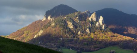 Otoño mañana vista panorámica de Vrsatec desde el lado norte, montañas Cárpatos, Eslovaquia