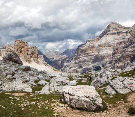 Blick von der Forcella Travenanzes, Wanderweg Nr. 401 Val Travenanzes und Felswand in der Tofane Gruppe, Alpen Dolomiten, Fanes Nationalpark, Italien