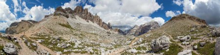 Valle Val Travenanzes y cara de roca en Tofane gruppe, Monte Tofana de Rozes, Alpes Dolomitas montañas, Parque Nacional de Fanes, Italia