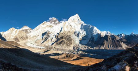 Coucher de soleil en soirée vue panoramique sur l'Everest, le sommet Pumori et le mont Nuptse avec un beau ciel bleu de Kala Patthar, vallée de Khumbu, parc national de Sagarmatha, montagnes de l'Himalaya du Népal