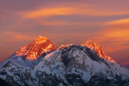 Vista nocturna al atardecer del Monte Everest y Lhotse desde el paso Renjo. Tres pasos y caminata al campamento base del Monte Everest, valle de Khumbu, Solukhumbu, parque nacional de Sagarmatha, montañas del Himalaya de Nepal