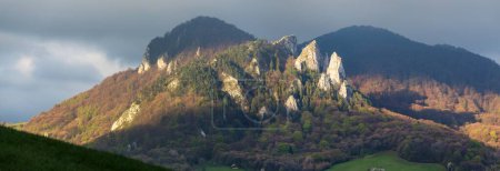 Vue panoramique automnale du matin sur Vrsatec depuis le côté nord, Carpates, Slovaquie