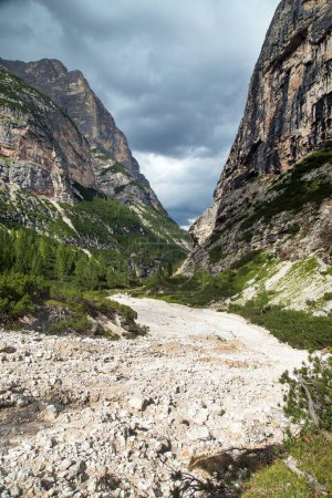 Valle Val Travenanzes y camino camino cara de roca en Tofane gruppe, Alpes Dolomitas montañas, Parque Nacional de Fanes, Italia