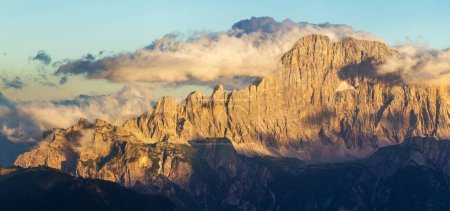 Mont Civetta, coucher de soleil en soirée vue panoramique sur le mont Civetta, Tyrol du Sud, montagnes de dolomites, Italie