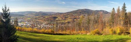 Jesenik Stadt und Jesenik-Gebirge, abendliches Herbstpanorama, Tschechien