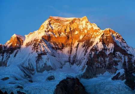 Blick von Gokyo Ri auf den Berg Gyachung Kang 7952m in der Nähe von Cho Oyu, Abenduntergang rot gefärbt, Drei-Pässe-Trekkingroute, Sagarmatha-Nationalpark, Khumbu-Tal, nepalesisches Himalaya-Gebirge