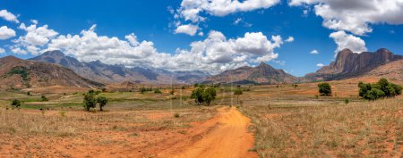 Téléchargez les photos : Andringitra national park in Haute Matsiatra region of Madagascar, beautiful mountain landscape sunny day with blue sky. Rural dirty road to valley. Madagascar wilderness landscape. - en image libre de droit