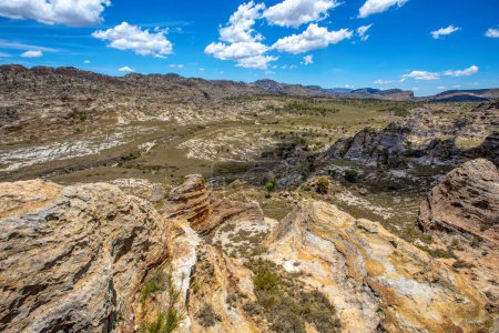 Foto de Isalo National Park in Ihorombe Region. Wilderness landscape with water erosion into rocky outcrops like in Utah, plateaus, extensive plains and deep canyons. Beautiful Madagascar panorama landscape. - Imagen libre de derechos