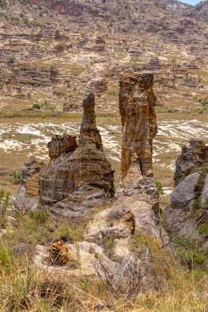 Foto de Rock formation in Isalo National Park in Ihorombe Region. Wilderness landscape with water erosion into rocky outcrops like in Utah, plateaus, extensive plains and deep canyons. Madagascar landscape. - Imagen libre de derechos