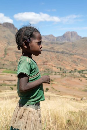 Téléchargez les photos : Montagnes Andringitra, Madagascar - 15 novembre 2022 : Une jeune fille debout devant un paysage montagneux. - en image libre de droit