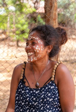 Foto de Miandrivazo, Madagascar - 2 de noviembre de 2022 - Retrato de cerca de una mujer malgache con puntos blancos pintados en su rostro como parte de una cultura tradicional. - Imagen libre de derechos