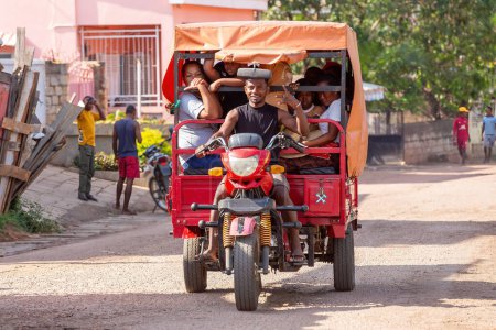Foto de Miandrivazo, Madagascar - 2 de noviembre de 2022: Rara vez visto rickshaw motor en las calles de la ciudad, que sirve como emblema cultural y un modo de transporte. - Imagen libre de derechos