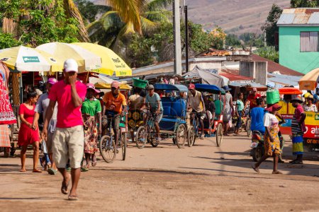 Foto de Miandrivazo, Madagascar - 2 de noviembre de 2022: Un rickshaw tradicional en las calles de la ciudad, que sirve como emblema cultural y medio de transporte. - Imagen libre de derechos