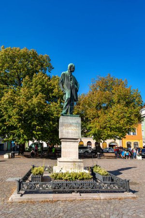 Foto de Litomysl, República Checa, 29 de septiembre de 2023: Estatua del famoso compositor Bedrich Smetana (1924, Jan Stursa). Plaza Smetanovo. Plaza principal de la ciudad histórica. - Imagen libre de derechos