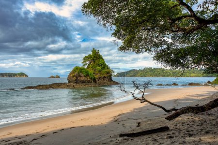 Playa im Manuel Antonio Nationalpark, Costa Rica Tierwelt. Pazifischer Ozean. Malerische paradiesische tropische Landschaft. Pura Vida Konzept, Reise in exotisches tropisches Land.