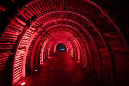 Foto de Túnel de entrada a la catedral subterránea brilla con luz espiritual en la Catedral de Sal subterránea de Zipaquira, Colombia. - Imagen libre de derechos