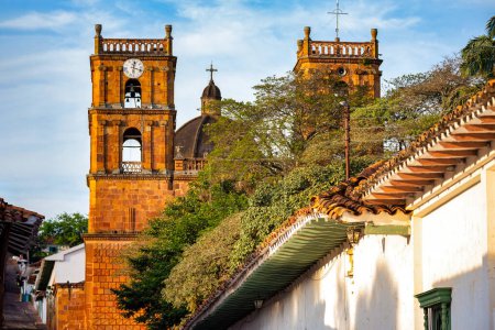 Pfarrkirche der Unbefleckten Empfängnis in Barichara, Santander, Kolumbien. Der hohe Glockenturm der Kirche und die schönen Fenster machen sie zu einem wahren Meisterwerk der Kolonialarchitektur.