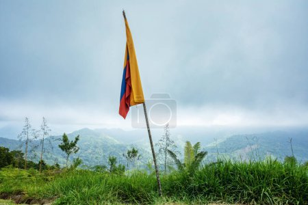 Paysage brumeux et brumeux avec drapeau colombien sur le pic élevé. Trek vers les ruines antiques cachées de Ciudad Perdida dans la jungle colombienne. Montagnes Santa Marta, Sierra Nevada, Colombie nature sauvage.
