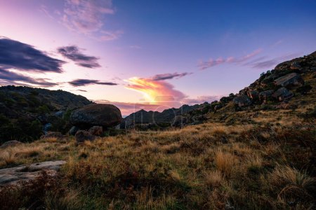 Téléchargez les photos : Coucher de soleil dans le parc national d'Andringitra, région de Haute Matsiatra, Madagascar, beau paysage de montagne. Randonnée dans les montagnes d'Andringitra. Madagascar nature sauvage paysage de montagne. - en image libre de droit