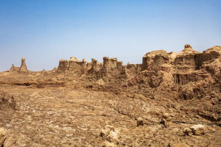 Hohe Felsformationen erheben sich in der Danakil-Senke wie Steinfelsenstädte. Mondlandschaft in der Danakil-Senke, Äthiopien, Horn von Afrika
