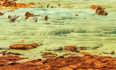 Bunte abstrakte apokalyptische Landschaft wie Mondlandschaft des Dallol Lake im Krater des Dallol Volcano, Danakil Depression, Afar Triangle Äthiopien