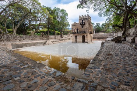 Téléchargez les photos : Gondar ville, Gonder, Royal Enclosure Fasil Ghebbi Fasilides Bath - Fasilides rois piscine. Patrimoine mondial de l'UNESCO. Architecture africaine célèbre - en image libre de droit