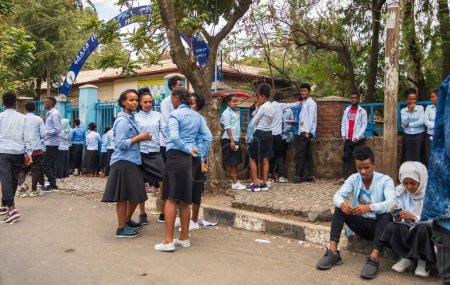Téléchargez les photos : GONDAR, ÉTHIOPIE, 22 AVRIL 2019, Des élèves éthiopiens en uniforme derrière l'école secondaire Fasiledes à Gondar City. Gondar, Éthiopie, 22 avril. 2019 - en image libre de droit