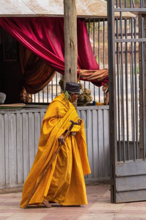 Foto de AKSUM, ETIOPÍA, 27 DE ABRIL DE 2019, Antiguo sacerdote ortodoxo frente a la Iglesia de Nuestra Señora de Sión el 27 de abril de 2019 en Aksum, Etiopía, África - Imagen libre de derechos